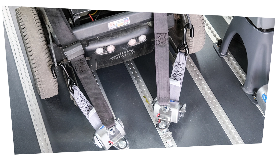 La ceinture de sécurité abdominale doit être fixée sur les enrouleurs arrière Q'Straint
