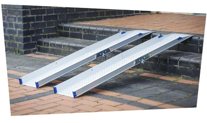 Les rampes d'accès pliables 1,5 m permettent de franchir des obstacles mesurant 30 cm de haut en fauteuil roulant