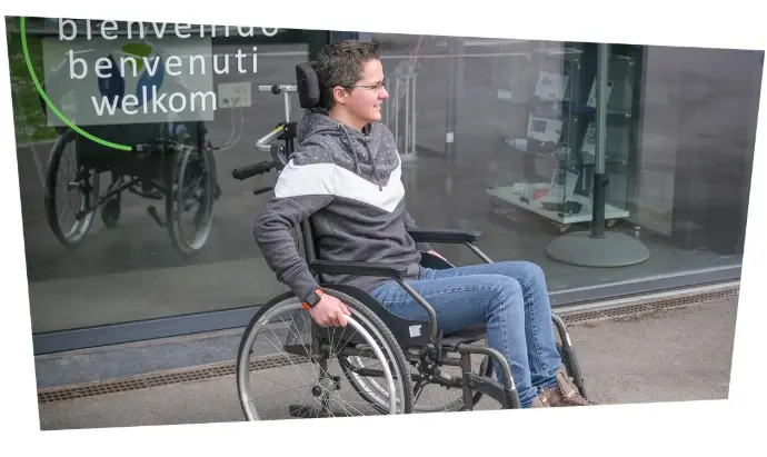L'appui-tête pour fauteuil roulant manuel permet à la personne en situation de handicap de reposer sa tête et d'éviter le coup du lapin en voiture