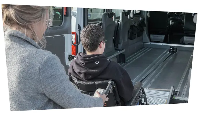 Installez vos passagers se déplaçant en fauteuil roulant manuel en quelques secondes seulement avec le treuil amovible d'aide à l'accès