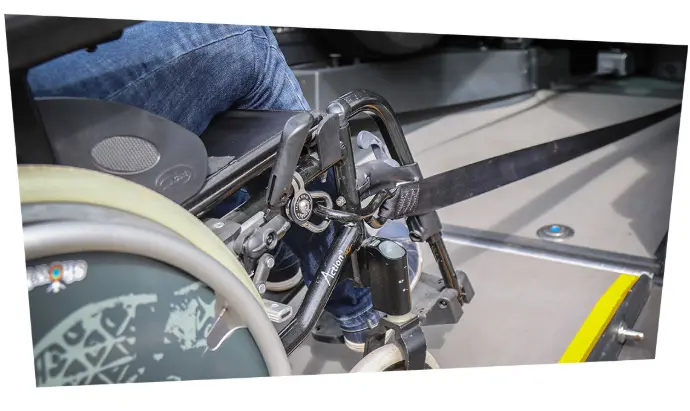 Ces anneaux se fixent directement sur la structure du fauteuil afin d'arrimer le passager en toute sécurité