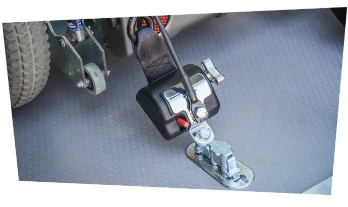 La sangle arrière Dahl Evolution est destinée à l'arrimage arrière du fauteuil roulant en voiture