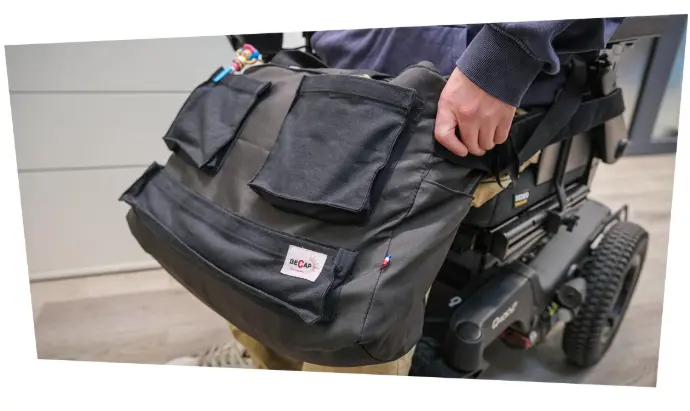 Le sac frontal BeCap permet aux utilisateurs de fauteuil roulant de transporter leurs effets personnels en toute autonomie
