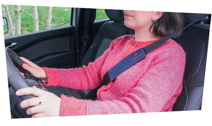 La PocketLife s’accroche facilement à la ceinture de sécurité du conducteur ou du passager.