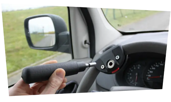 Cette fourche au volant est amovible et antidérapante pour une conduite fluide et sans effort Cette fourche au volant est amovible et antidérapante pour une conduite fluide et sans effort