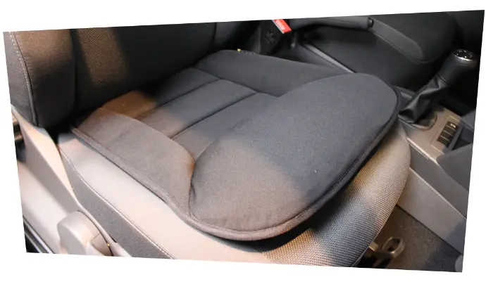 Cette assise grand confort intègre la technologie de la mousse à mémoire de forme pour assurer une qualité fiable et durable