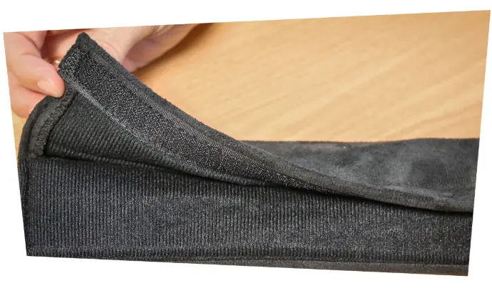 Le protège ceinture de sécurité se met en place en quelques secondes sur la ceinture