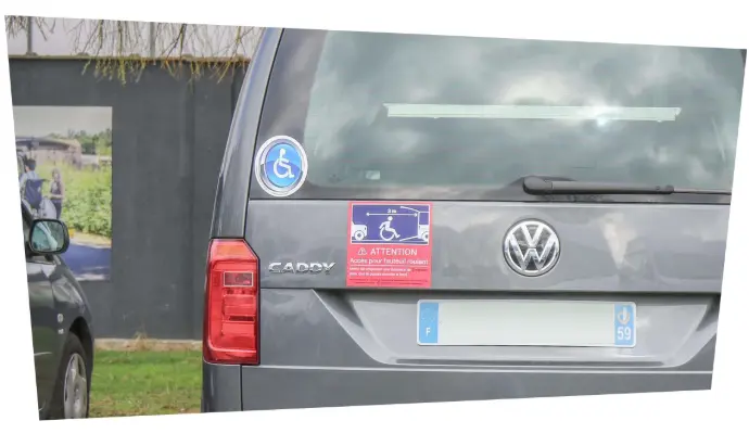 Le pack comprend deux autocollants handicap design et un autocollant "attention fauteuil roulant" grand format