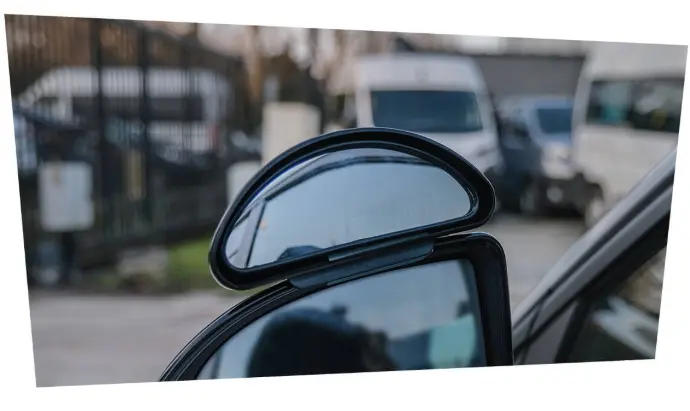 Limiter les angles morts en voiture avec le rétroviseur auxiliaire