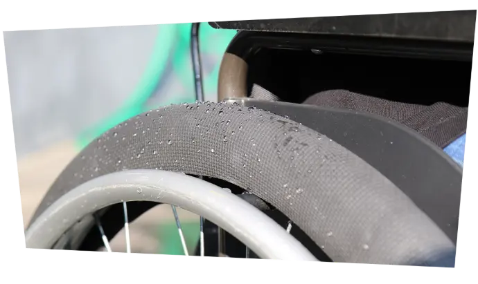 Ces chaussettes pour fauteuil roulant sont composées d'un matériau résistant et imperméable 