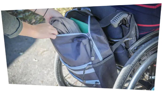 Avec ce sac à dos spécial, ajoutez un espace de rangement à votre fauteuil roulant, manuel ou électrique