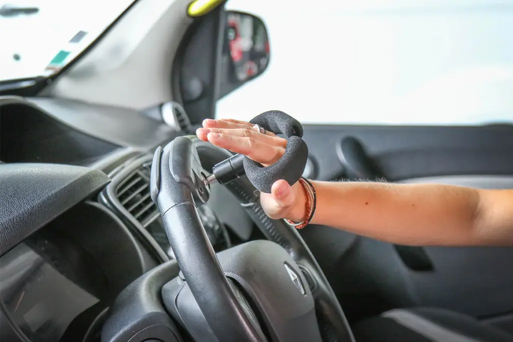 poignee_aide_conduire_amovible_volant-(11).webp