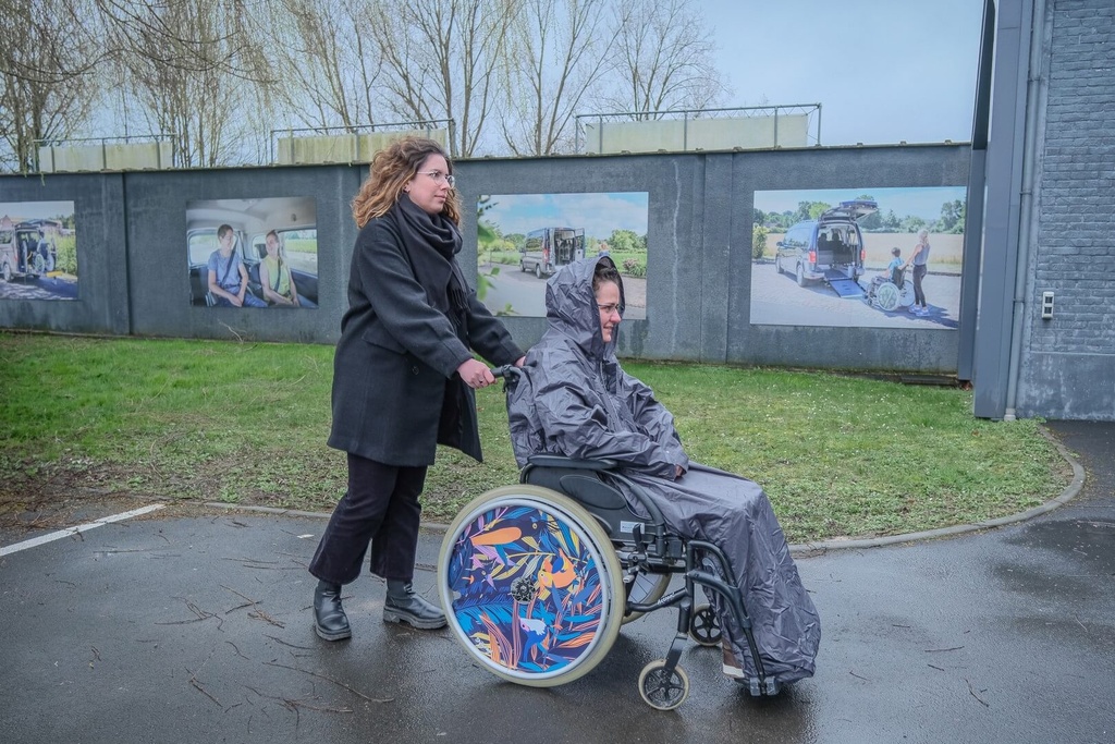 Vêtement de pluie avec manches pour fauteuil roulant