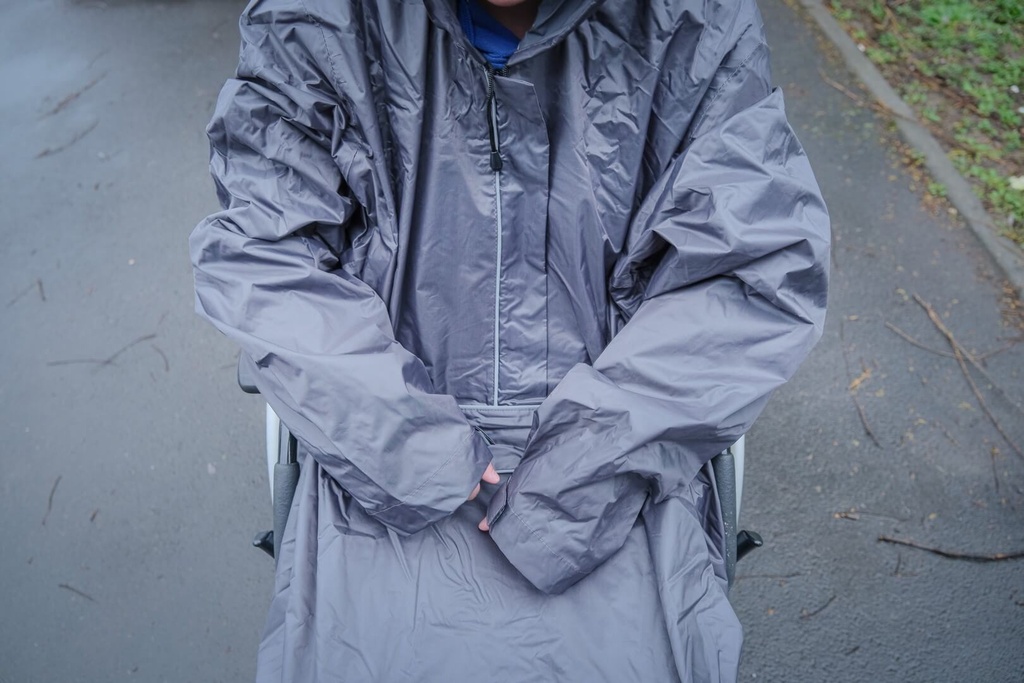 Vêtement de pluie avec manches pour fauteuil roulant