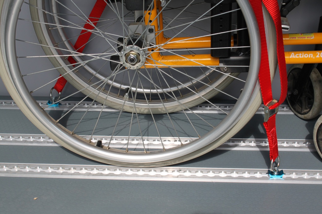Sangle de maintien pour fauteuil roulant replié
