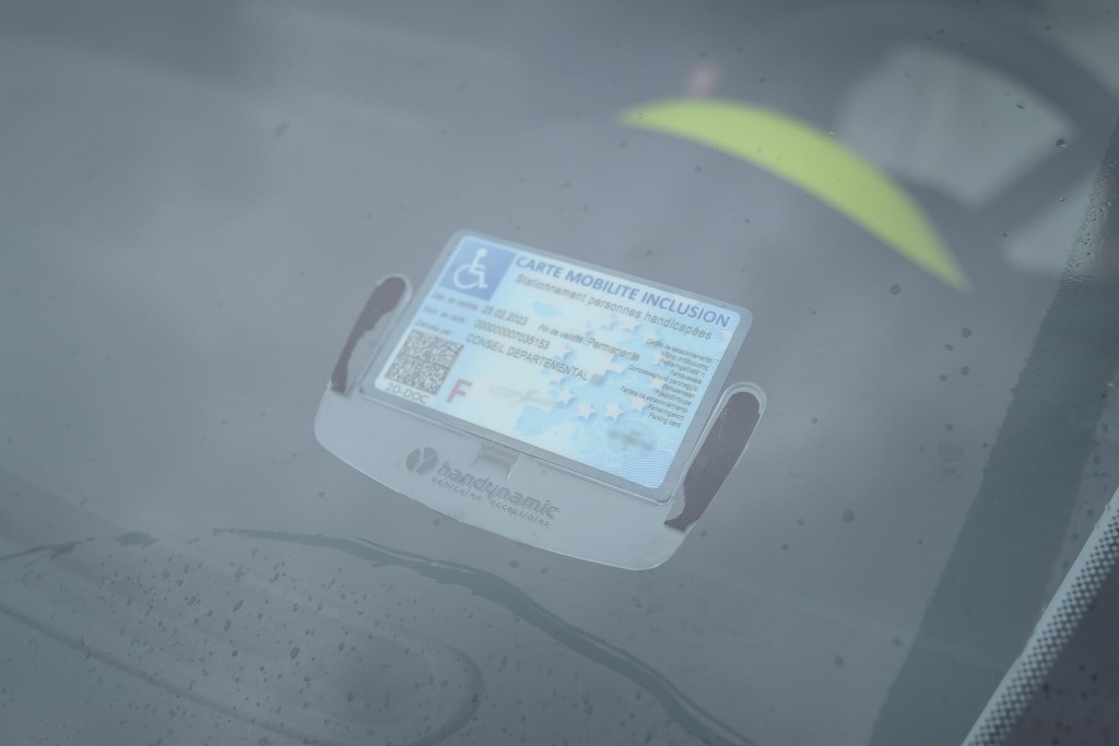 Support pour carte de stationnement handicap